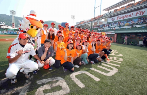 한화그룹 대전 충청 지역 고졸 공채 합격자들이 9일(토) 대전의 한밭야구장을 찾아 유창식(앞줄 맨 왼쪽)선수들과 함께 이글스의 승리를 외치며 화이팅하고 있다.