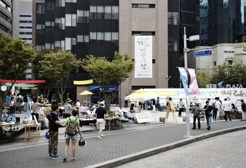 지난 10일 중구 을지로에 위치한 외환은행 본점 뒷편 삼각공원에서 문화와 지역사회 기여를 위한 사회공헌 활동의 일환으로 개장한 『명동의 낭만, 명랑시장』에서 많은 시민들이 창작물 감상과 물품 구매를 하고 있다.