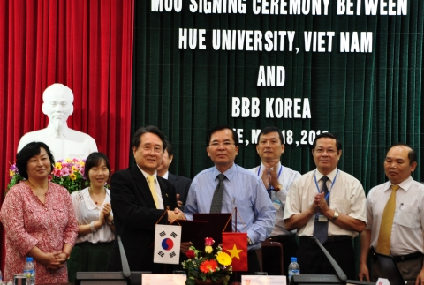 BBB 코리아 유장희회장(왼쪽)이 후에대학교 총장 Nguyen Van Toan(오른쪽)과 MOU 체결을 하고 기념 촬영을 하고 있다.