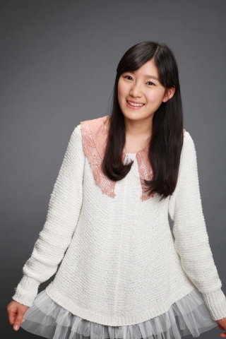 김민하 양이 주목 받는 이유 중의 하나는 오직 인기를 앞세워 드라마에 얼굴을 내밀고 있는 아이돌 스타와 다른 길을 걸으며 탄탄한 연기력을 쌓아 오리지날 연기파 배우를 꿈꾸는 숨은 보석 같은 아역배우라는 점에 있다.