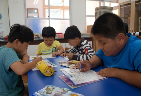 충남발전연구원은 12일 외연도초교를 방문하여 경제교육을 실시하고 있다.