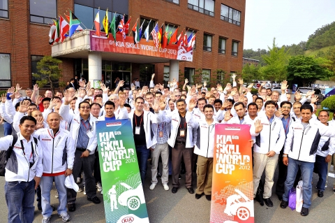 사진은 12일 현대•기아차 천안 정비연수원에서 ‘제6회 전세계 정비기술 경진대회(6th Kia Skill World Cup 2012)’ 참가자들이 기념사진을 촬영하는 모습.