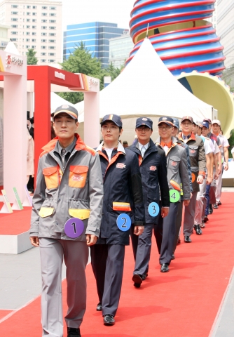 우정사업본부가 13일 오전 서울 청계광장에서 이상봉 패션디자이너가 디자인한 집배원복 12종을 시민들에게 선보이고 있다. 이상봉 디자이너가 디자인한 동계6종, 하계6종 집배원복은 시민들의 투표로 각각 1점식 선정해 집배원복으로 선정될 예정이다.