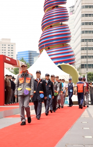 우정사업본부가 13일 오전 서울 청계광장에서 이상봉 패션디자이너가 디자인한 집배원복 12종을 시민들에게 선보이고 있다. 이상봉 디자이너가 디자인한 동계6종, 하계6종 집배원복은 시민들의 투표로 각각 1점식 선정해 집배원복으로 선정될 예정이다.