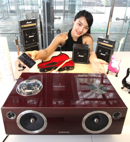 삼성전자 모델이 서울 서초동 딜라이트 홍보관에서 프리미엄 무선 도킹 오디오 'DA-E750'을 소개하고 있다.
