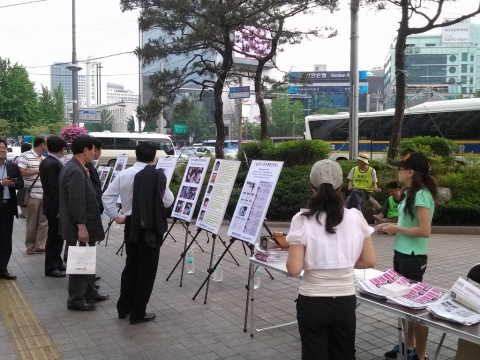 애국주의연대가 지난 13일 청계광장 입구 동아일보사앞에서 종북좌파실체알리기 캠페인을 개최하고 있다.