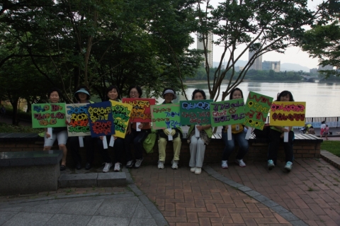 삼전복지관 주민조직 송사리 회원이 길거리 금연 캠페인을 하고 있다.