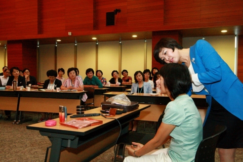 서울우정청은 우체국보험 설계사를 위한 차밍스쿨을 열었다.