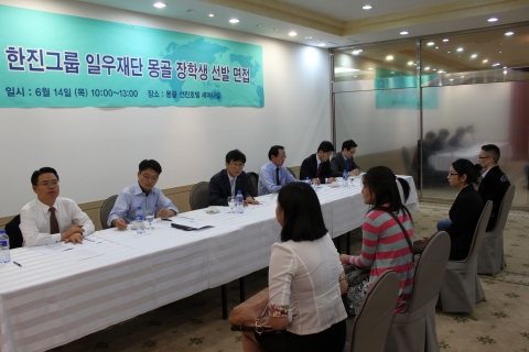 한진그룹은 6월 14일(목) 몽골 울란바토르 시내 대한항공 지점에서 2013년도 몽골 장학생 선발을 위한 면접 시험을 실시했다. 한진그룹은 지난 98년부터 매년 5~10명 정도의 몽골 장학생을 선발해 오고 있으며, 현재까지 98 명의 장학생을 배출했다. 사진은 한국에서 펼쳐갈 자신들의 포부와 학업에 대한 계획을 밝히고 있는 몽골 젊은이들이 모습.