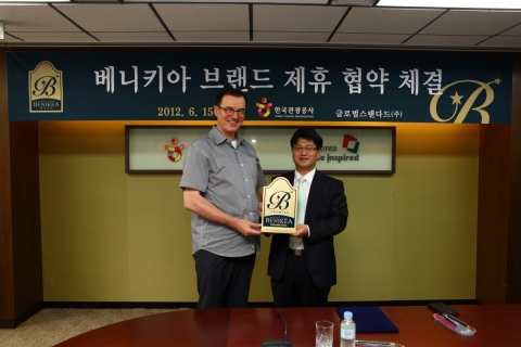 한국관광공사-(주)글로벌스탠다드, 베니키아 브랜드 제휴 협약 체결 (왼쪽부터 한국관광공사 이참 사장, (주)글로벌 스탠다드 이종근 대표)