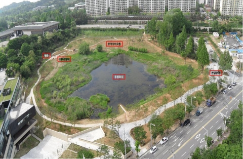 중외공원 비엔날레지구 용봉제 주변 42,040㎡이 자연과 인간이 공생하는 도심 속 생태 습지공원으로 조성돼 시민들의 품에 안겼다.