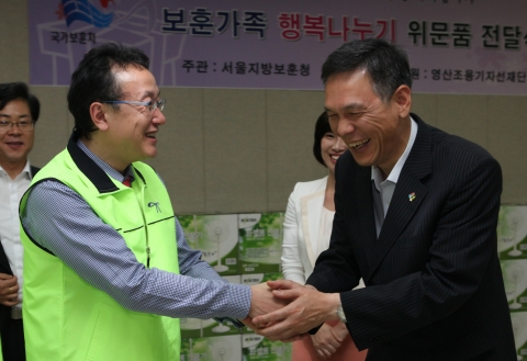 영산조용기자선재단 조희준 사무국장(왼쪽)과 서울지방보훈청 최완근 청장이 담소를 나누고 있다.