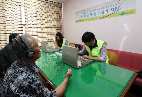 참전용사 어르신들이 청력검사를 받고 있다.