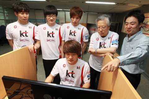 KT 이석채 회장은 15일 KT롤스터 프로게임단을 방문하여 선수들을 일일이 격려했다.