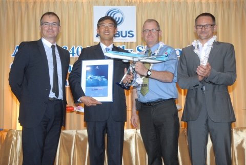 대한항공은 최근 태국 방콕에서 에어버스 주관으로 열린 &lt;A330/A340 기술 심포지엄&gt;에서 ‘A330 항공기 최우수 운항상’(A330 Operational Excellence Award)을 수상했다. 사진은 대한항공 정비본부 임동신 상무(왼쪽 두번째)가 행사 관계자로부터 트로피를 받고 기념촬영을 하고 있는 모습.