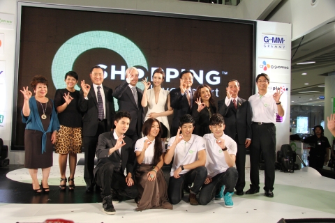 12일 오후 5시 태국 방콕 센트럴 플라자 1층에서 열린 G"CJ O Shopping 개국행사에서 주요 참석자들이 기념촬영을 하고 있다. (뒷줄 왼쪽 세 번째부터) CJ오쇼핑 이해선 대표이사, GMM그래미 파이분 회장, 탤런트 이다해, 태국주재 임재홍 한국대사.