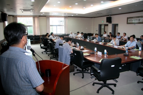 충남발전연구원(원장 박진도)은 충청남도와 함께 18일 연구원 대회의실에서 “근린자치 실태분석과 활성화 방안”이란 주제로 제3차 워크숍을 가졌다.