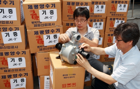 대구에 위치한 제광산업공사 구진섭 사장은 10년만에 최악의 가뭄으로 고통을 겪고 있는 충남 농민들을 돕기 위해 19일 충남도를 방문 1500만원 상당의 양수기 100대를 기증했다.