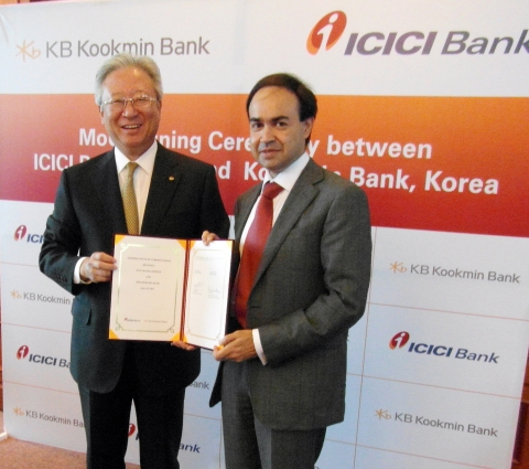 KB국민은행 기업금융그룹 이찬근 부행장(사진 왼쪽) ICICI은행 국제금융 및 중소기업담당 Vijay
Chandok 부행장(사진 오른쪽)