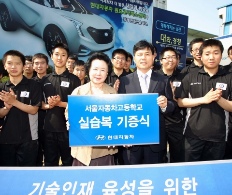 20일 현대차 원효로 서비스센터에서 (앞줄 좌측 세번째) 서울자동차고등학교 손소빈 교장 선생님, (앞줄 좌측 네번째) 현대차 서비스사업부장 김태석 이사 및 서울자동차고등학교 학생들
