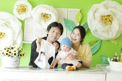 배냇저고리 릴레이에 첫번째로 참여한 이석준, 추상미 부부가 아들 지명 군과 함께 포즈를 취하고 있다.