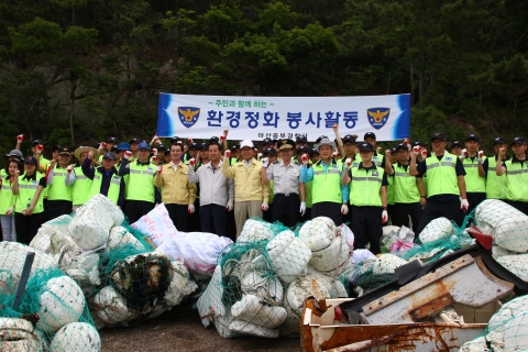 경남지방경찰청과 창원시가 하절기 휴가철을 앞두고 20일 마산합포구 저도 비치로드 해안변을 찾아 대대적인 해양 환경정화 활동을 펼쳤다.