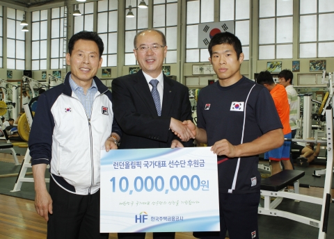 김재천 한국주택금융공사 부사장(사진 가운데)은 21일 서울 공릉동 태릉선수촌을 방문해 런던올림픽 선수단에 후원금을 전달한 후 박종길 태릉선수촌장, 정지현 레슬링국가대표 선수(오른쪽
