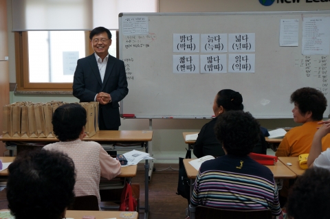 한글학교를 열러 지역의 문맹노인들에게 한글을 가르쳐 드리고 있는 K-water 교육원(사진은 양기현 K-water 교육원장)