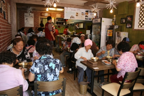 최영경 할매빈대떡 스타디움몰점은 6월 20일(수) 대구사회복지공동모금회가 진행하는 착한가게 캠페인에 동참하여 사랑나눔을 실천했다.