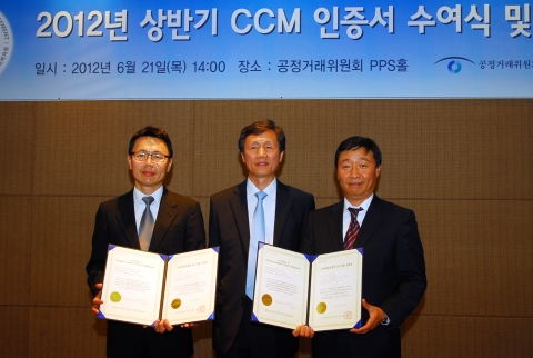 2012년 상반기 CCM 인증서 수여식_하나투어 최현석 사장(사진 오른쪽)이 CCM 인증서 수여 후 기념촬영에 임하고 있다.