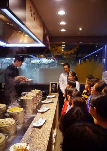 ‘차팩 하트데이’에 참석한 그룹홈 아동들이 딤섬 전문가의 딤섬 시연을 참관하고 있다. 이날 70명의 지역아동센터, 그룹홈 아동들은 차이나팩토리에서 다양한 프로그램과 함께 친구들과 