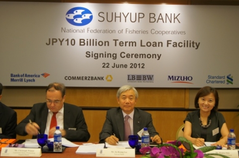 6월 22일 이주형 은행장은 싱가폴에서 일본엔화(JPY) 100억엔(미화1.25억불 상당) 신디케이션 외화차입을 완료하고 서명식을 가졌다.(왼쪽부터 LBBW은행 CHRISTOPH WINNAT, 이주형 수협은행장,  SC은행 REGINA SHIN)]