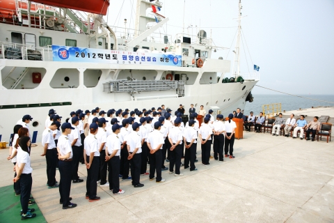 군산대학교(총장 채정룡) 해양과학대학(학장 이정열) 학생 80여명은 22일(금) 군산 역무선 부두에서 채정룡 총장을 비롯하여 김명준 선박실습운영센터장, 승무원, 가족 등이 참석한 