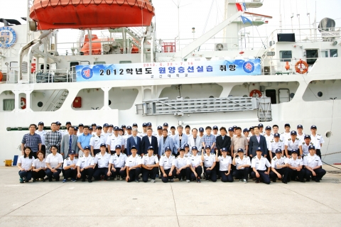 군산대학교(총장 채정룡) 해양과학대학(학장 이정열) 학생 80여명은 22일(금) 군산 역무선 부두에서 채정룡 총장을 비롯하여 김명준 선박실습운영센터장, 승무원, 가족 등이 참석한 