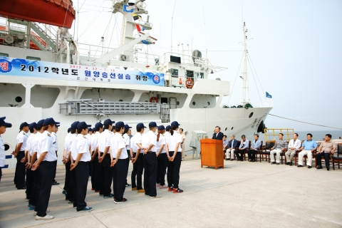 군산대학교(총장 채정룡) 해양과학대학(학장 이정열) 학생 80여명은 22일(금) 군산 역무선 부두에서 채정룡 총장을 비롯하여 김명준 선박실습운영센터장, 승무원, 가족 등이 참석한 