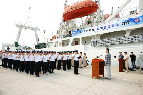 군산대학교(총장 채정룡) 해양과학대학(학장 이정열) 학생 80여명은 22일(금) 군산 역무선 부두에서 채정룡 총장을 비롯하여 김명준 선박실습운영센터장, 승무원, 가족 등이 참석한 