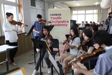 사진은 예원학교에서 23일 열린 ‘LG생활건강 유스오케스트라 아카데미(Youth Orchestra  Academy) 멘토스쿨’에서 세계적인 바이올린 연주자 강주미씨가 LG생활건강 