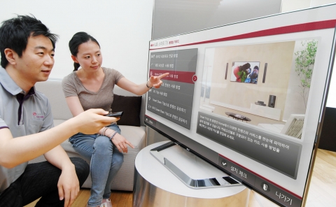 LG전자는 25일, 시네마3D 스마트TV 사용법을 동영상으로 안내하는 ‘LG 스마트TV 동영상 가이드’ 앱을 선보였다. 서울 여의도동에서 LG전자 서비스기사가 가정주부에게 스마트 