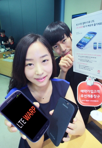 KT는 25일 삼성전자에서 세계 최초 공개한 쿼드코어 LTE모델인 ‘갤럭시 S III LTE’를 7월 초 출시할 예정이다. 사진은 고객이 ‘갤럭시 S III LTE’와 모든 예약가