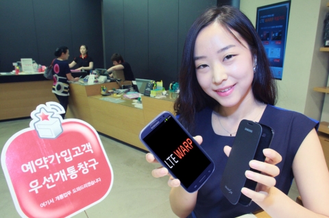 KT는 25일 삼성전자에서 세계 최초 공개한 쿼드코어 LTE모델인 ‘갤럭시 S III LTE’를 7월 초 출시할 예정이다. 사진은 고객이 ‘갤럭시 S III LTE’와 모든 예약가