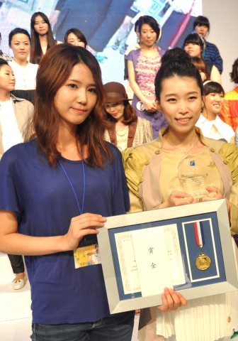 경기도 대학생 임부복 디자인 공모전 대상 건국대 김서연씨(왼쪽)과 임산부 모델 박나리 씨(오른쪽)