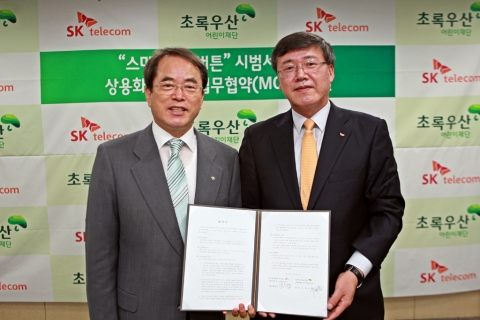 금일 오후 3시 서울 중구 초록우산 어린이재단 건물에서 진행한 '스마트초록버튼 시범서비스와 상용화를 위한 MOU'에서 협약체결을 마친 박인식 SK텔레콤 기업사업부
