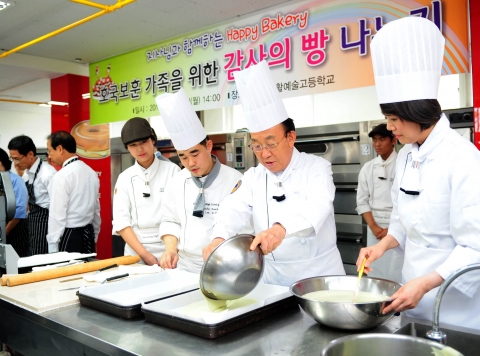 6.25.호국보훈가정에 빵을 나눠주기 위해 직접 빵을 만들고 있는 김관용 경북도지사