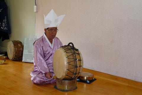 충청도 앉은굿 기능보유자 신명호(68세)씨