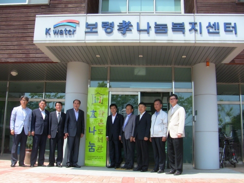 군산대학교가 운영하는 보령 효나눔 복지센터가 25일(월) 이시우 보령시장을 비롯한 각급 단체장과 지역주민 100여명이 모인 가운데 '효나눔 작은 도서관' 개소식을