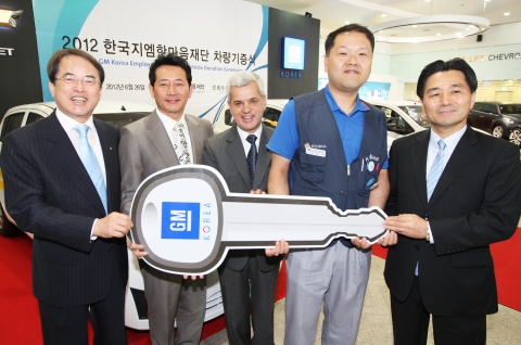 한국지엠은 26일, 부평 본사 홍보관에서 전국 사회복지기관 및 시설에 봉사활동용 차량 35대를 기증했다. 사진은 한국지엠 세르지오 호샤(Sergio Rocha) 사장(사진 왼쪽에 