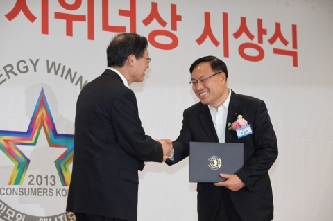 LG전자 이영하 사장(오른쪽)이 26일 오후 경기도 국립과천과학관에서 열린 '제 16회 에너지 위너상' 시상식에서 김황식 총리로부터 상장을 받고 있다.