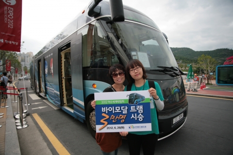 한국철도기술연구원은 여수세계박람회 개장과 동시에 시범운행을 시작한 신교통시스템 바이모달 트램 시승객이 운행 45일만인 6월 26일 3만명을 돌파했다고 밝혔다.
