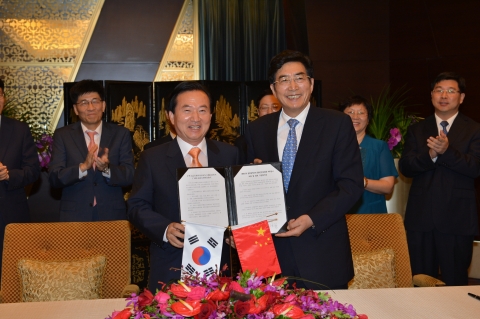 중국 베이징시를 방문한 강운태 광주시장은 26일 궈진룽 시장을 면담하고 광주시와 베이징시간 상호협력을 약속하는 우호협력 MOU를 체결했다.