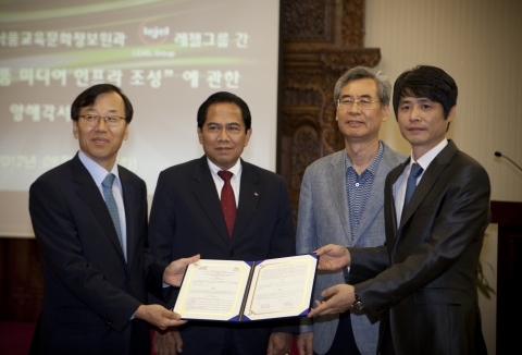 (좌)하영효 농림수산식품교육문화정보원장
(중좌)니꼴라스 T. 담멘 주한 인도네시아 대사관
(중우)김수일 부산인도네시아센터이사장
(우)레젤 이엔엠 코리아 김백성 대표